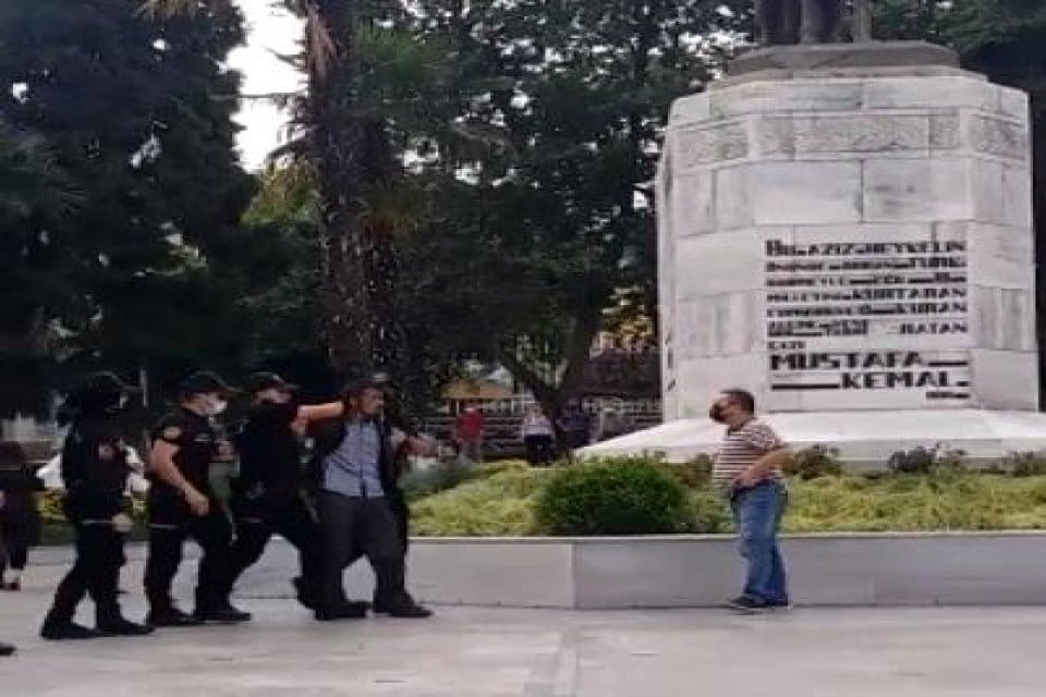 Bursa'da atlı Atat&uuml;rk heykelinin bulunduğu mermer kaideye &ccedil;eki&ccedil;le zarar vermeye
