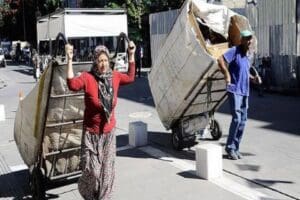 &Ccedil;evre, Şehircilik ve İklim Değişikliği Bakanı Murat Kurum, atık toplayıcılarının