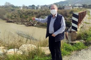 İzmir Güzelbahçe'de bulunan Çamlıçay Deresi, atılan çöplerin yağmur yağdığında suyu