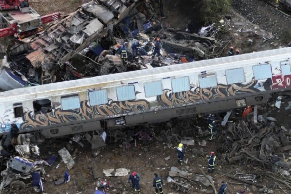 Yunanistan'da d&uuml;n meydana gelen &uuml;lkede yaşanmış en &ouml;l&uuml;mc&uuml;l tren kazasında