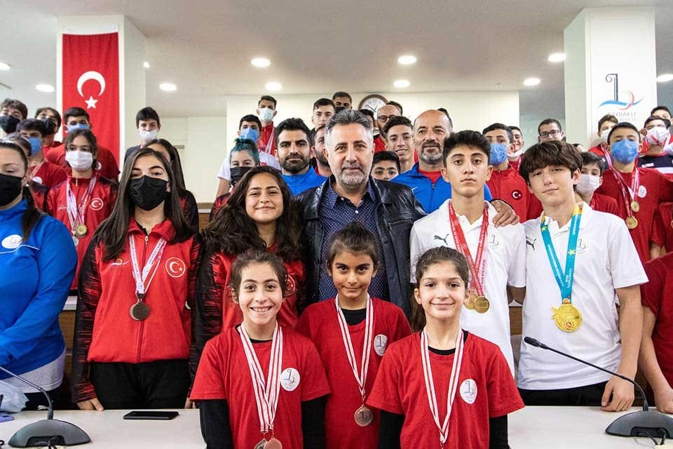 Bayraklı Belediyesi, farklı spor branşlarında elde ettiği başarılara bir yenisini