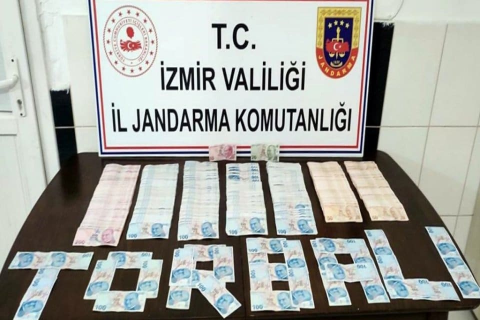 İzmir'in Torbalı il&ccedil;esinde yazılımdaki a&ccedil;ıktan faydalanarak PTT ATM'sinden 142 bin