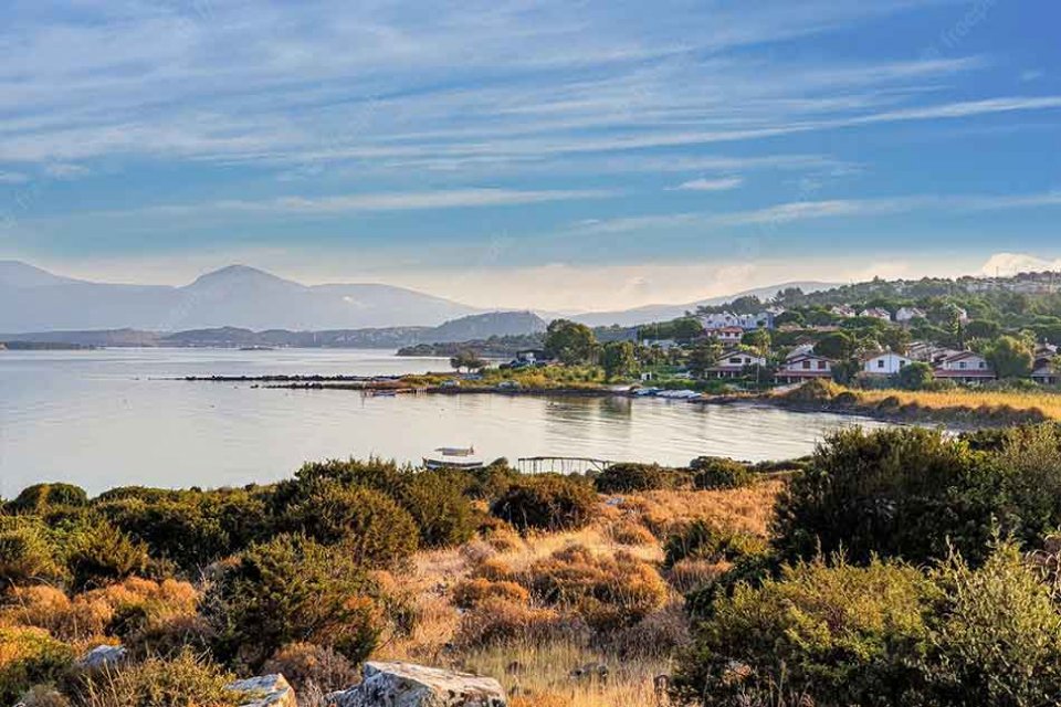 Ka&ccedil; yıl oldu, unuttum, &Ccedil;eşme&rsquo;ye gidiyoruz otoyoldan. Arabayı kullanan Urlalı