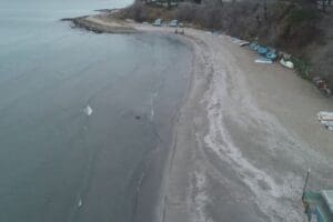 Avcılar Ambarlı Sahili'nde deniz 15 metre &ccedil;ekildi. Denizin &ccedil;ekilmesiyle kayalıklar