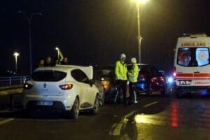 Avcılar'da kaza yapan otomobildeki 4 kişi inerek hasar kontrol&uuml; yaparken,