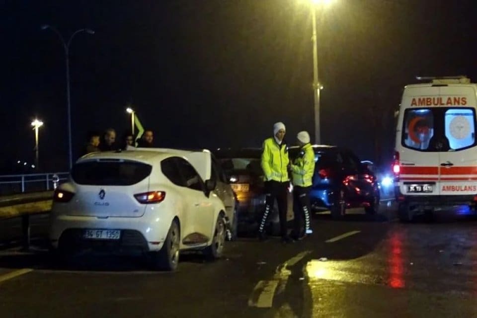 Avcılar'da kaza yapan otomobildeki 4 kişi inerek hasar kontrol&uuml; yaparken,