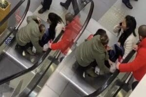 Şişli'de ailece gittikleri bir alışveriş merkezinde, y&uuml;r&uuml;yen merdivene ayağı sıkışan