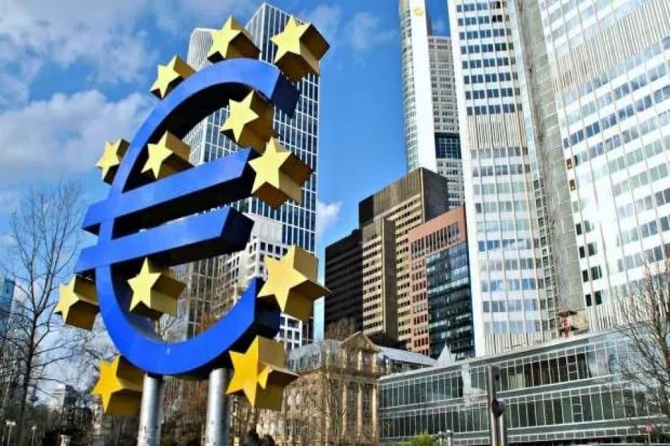 Avrupa Merkez Bankası beklentiler doğrultusunda politika faizini 75 baz puan