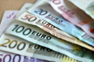 Avrupa Merkez Bankası (ECB) 11 yıl sonra faiz artırımına gitti.
