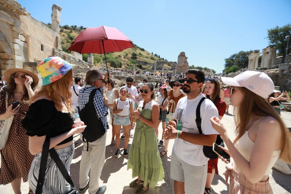 Efes Sel&ccedil;uk, Avrupa'nın d&ouml;rt bir yanından gelen &ouml;ğrencileri ağırladı. Belediye