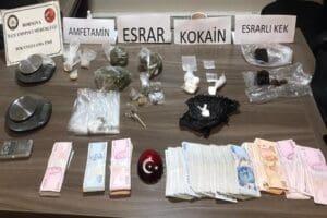 İzmir'in Bornova il&ccedil;esinde polis ekiplerince, avukat s&uuml;r&uuml;c&uuml;n&uuml;n kullandığı ara&ccedil;ta esrar,