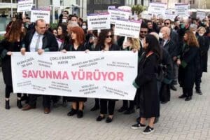 İzmir Barosu tarafından 5 Nisan Avukatlar G&uuml;n&uuml; sebebiyle Atat&uuml;rk Anıtı&rsquo;na