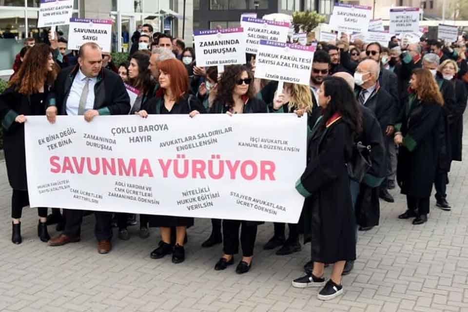 İzmir Barosu tarafından 5 Nisan Avukatlar G&uuml;n&uuml; sebebiyle Atat&uuml;rk Anıtı&rsquo;na