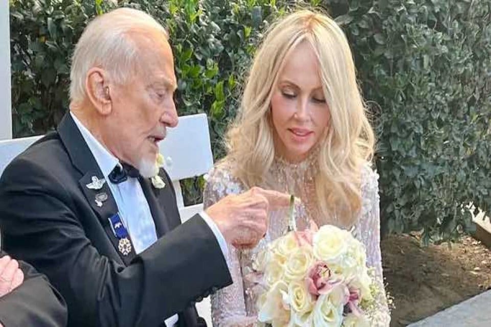 Ay'a ayak basan ikinci astronot Aldrin, 93'&uuml;nc&uuml; doğum g&uuml;n&uuml;nde balayına