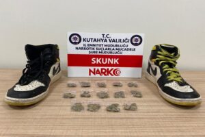 K&uuml;tahya&rsquo;da ş&uuml;phe &uuml;zerine durdurulan otomobilde, ayakkabısına gizlediği 15,45 gram skunkla