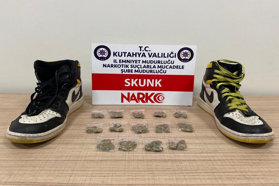 K&uuml;tahya&rsquo;da ş&uuml;phe &uuml;zerine durdurulan otomobilde, ayakkabısına gizlediği 15,45 gram skunkla