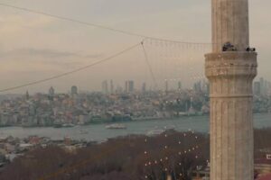 İbadete&nbsp;86 yıl sonra a&ccedil;ılan Ayasofya Camii'ne Ramazan mahyası asıldı. İstanbul