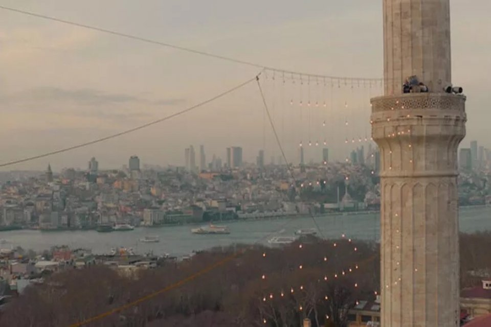 İbadete&nbsp;86 yıl sonra a&ccedil;ılan Ayasofya Camii'ne Ramazan mahyası asıldı. İstanbul