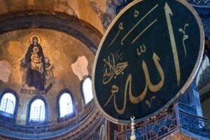 M&uuml;ze stat&uuml;s&uuml;nden camiye d&ouml;n&uuml;şt&uuml;r&uuml;len Ayasofya'da tahribat s&uuml;r&uuml;yor. Tur Rehberi &Ouml;zlem