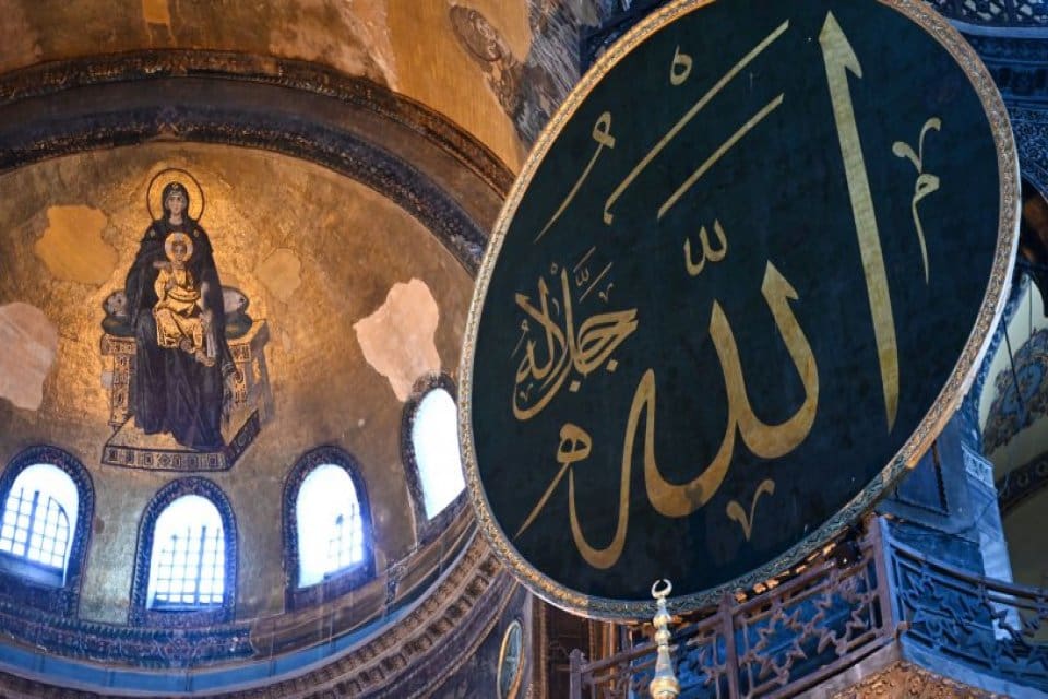 M&uuml;ze stat&uuml;s&uuml;nden camiye d&ouml;n&uuml;şt&uuml;r&uuml;len Ayasofya'da tahribat s&uuml;r&uuml;yor. Tur Rehberi &Ouml;zlem