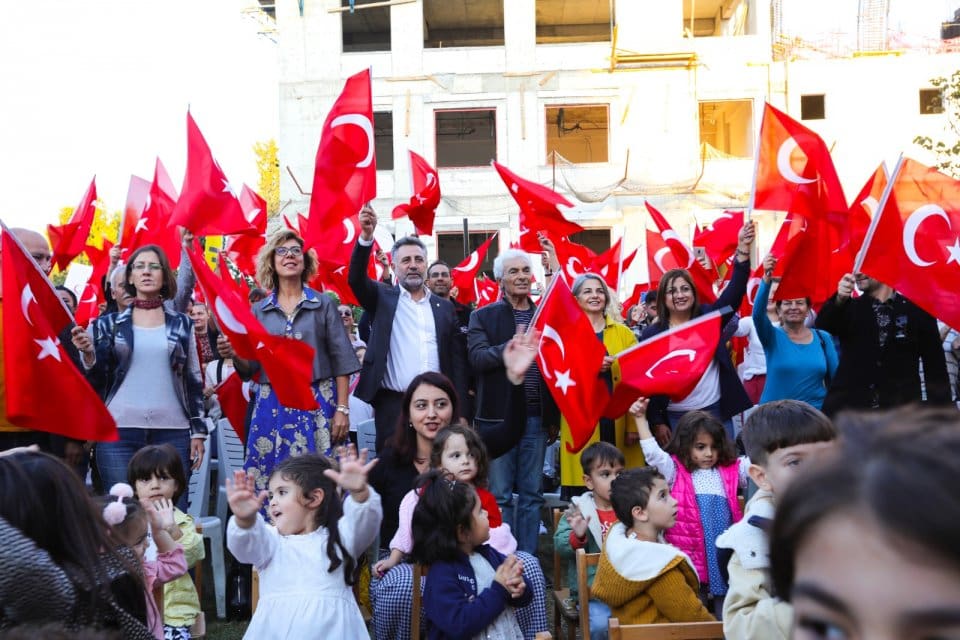 Bayraklı Belediyesi, Cumhuriyet coşkusunu Ayda Bebek Anaokulu&rsquo;nun &ouml;ğrencileri ile kutladı.