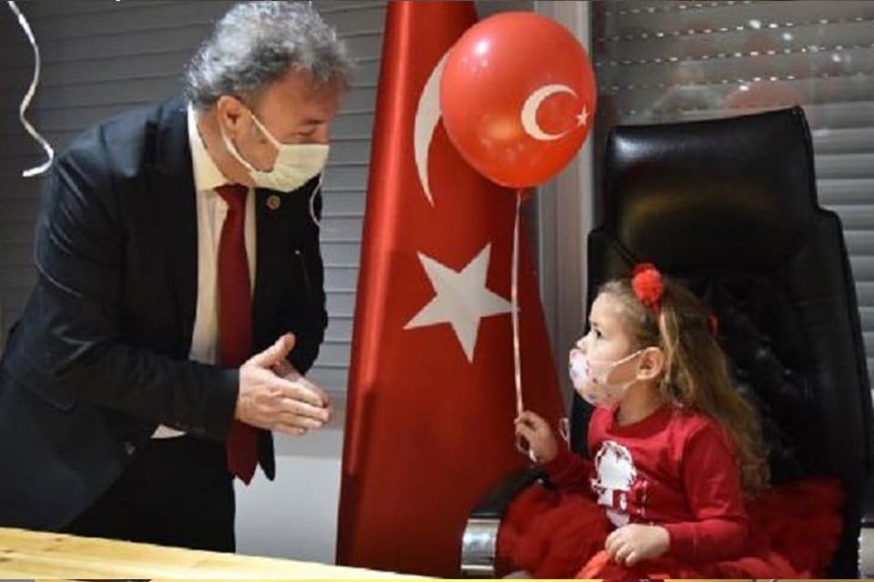 İzmir depreminde 91 saat sonra enkaz altından &ccedil;ıkarılarak umudun simgesi