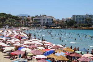 AYDIN'ın Kuşadası il&ccedil;esinde sıcak havadan bunalan yerli halk ve tatilciler