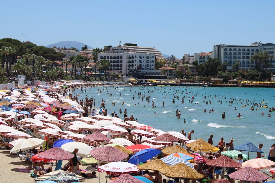 AYDIN'ın Kuşadası il&ccedil;esinde sıcak havadan bunalan yerli halk ve tatilciler