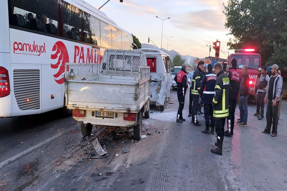 Aydın'ın Sultanhisar il&ccedil;esinde, kamyonet, kırmızı ışıkta bekleyen iş&ccedil;i servis minib&uuml;s&uuml;ne