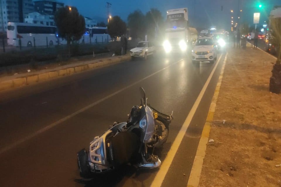 Aydın&rsquo;ın&nbsp;Nazilli il&ccedil;esinde otomobilin &ccedil;arptığı&nbsp;motosikletin s&uuml;r&uuml;c&uuml;s&uuml; G&ouml;k&ccedil;in Aslan (48), hayatını kaybetti.