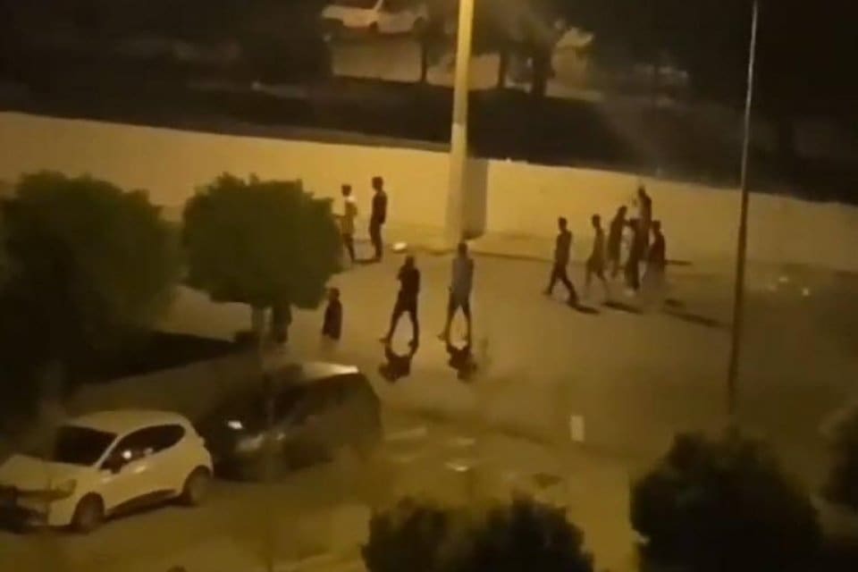 Aydın'da, gece saatlerinde,&nbsp;kamyon kasasından inip sokaklara dağılan 95 ka&ccedil;ak g&ouml;&ccedil;men,