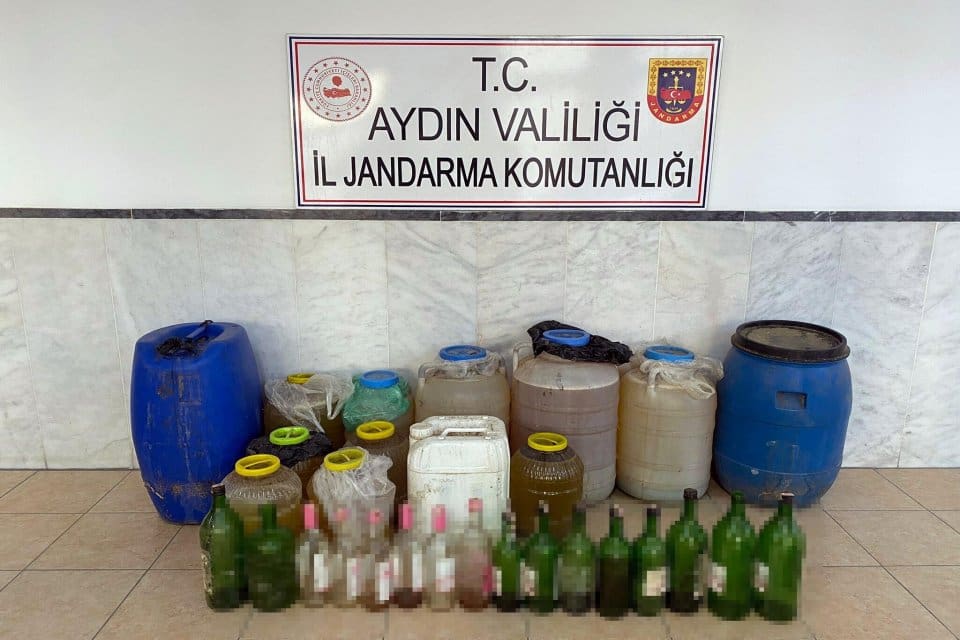 Aydın'ın Kuyucak il&ccedil;esinde jandarmanın 4 ayrı adrese d&uuml;zenlediği eş zamanlı