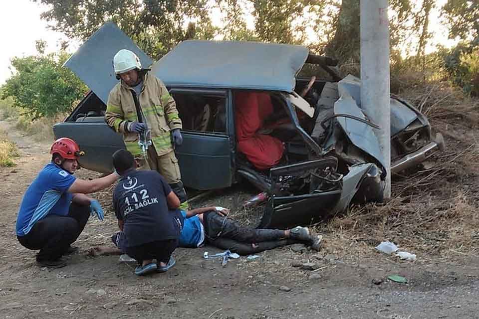 AYDIN'ın Germencik il&ccedil;esinden &ccedil;aldıkları otomobille İzmir'in Tire il&ccedil;esine gelen 2