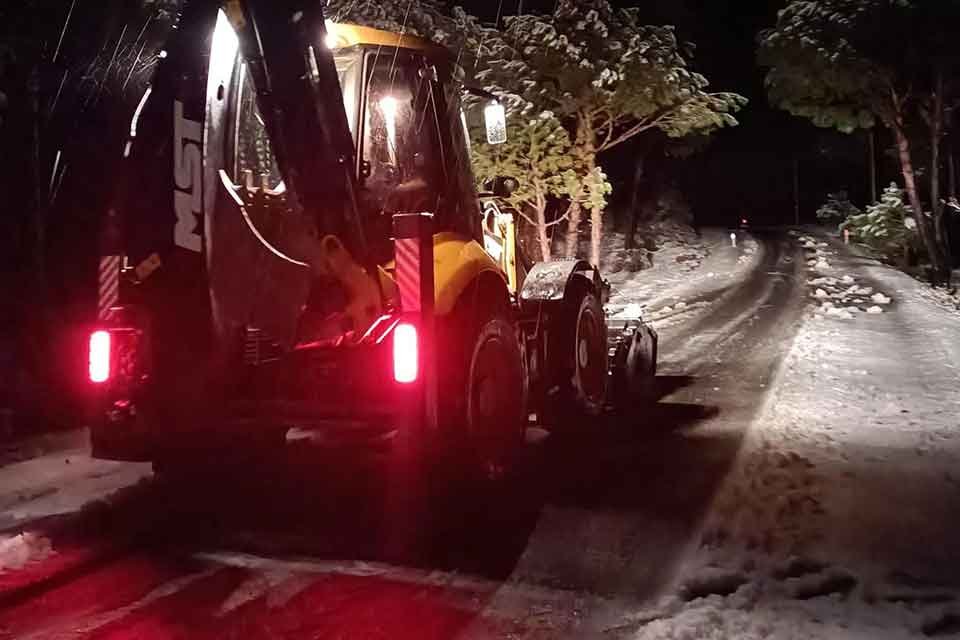 AYDIN'da akşam saatlerinde başlayan kar yağışı, kentin y&uuml;ksek kesimlerinde etkili