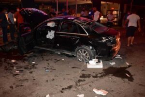 İzmir’in Çiğli ilçesinde, sürücünün direksiyon hakimiyetini kaybettiği otomobil önce çöp