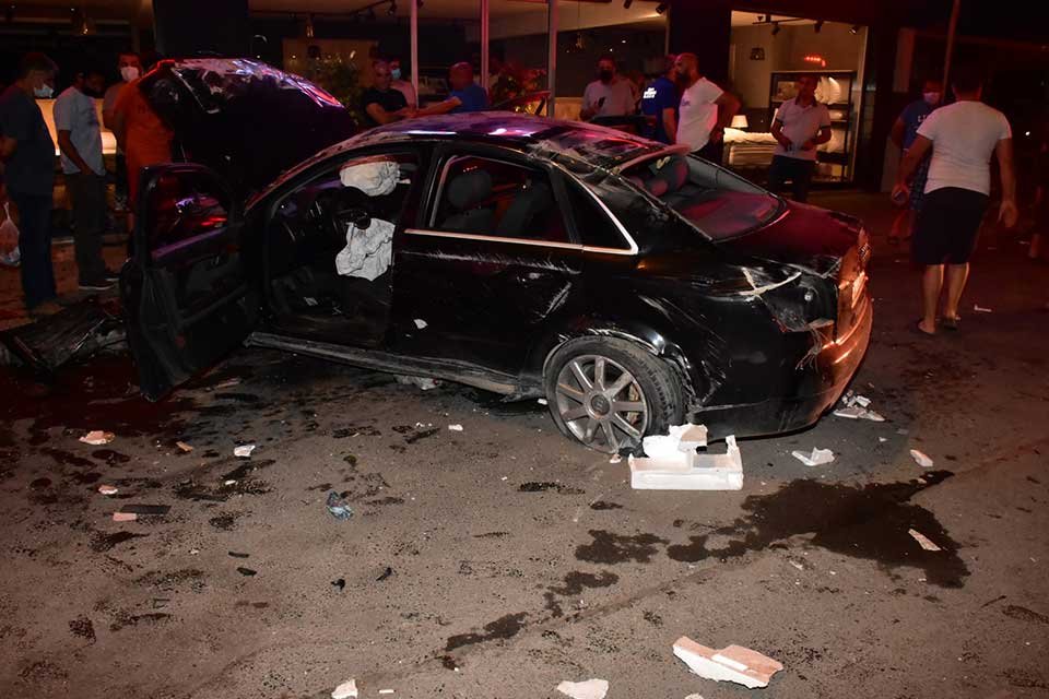 İzmir’in Çiğli ilçesinde, sürücünün direksiyon hakimiyetini kaybettiği otomobil önce çöp