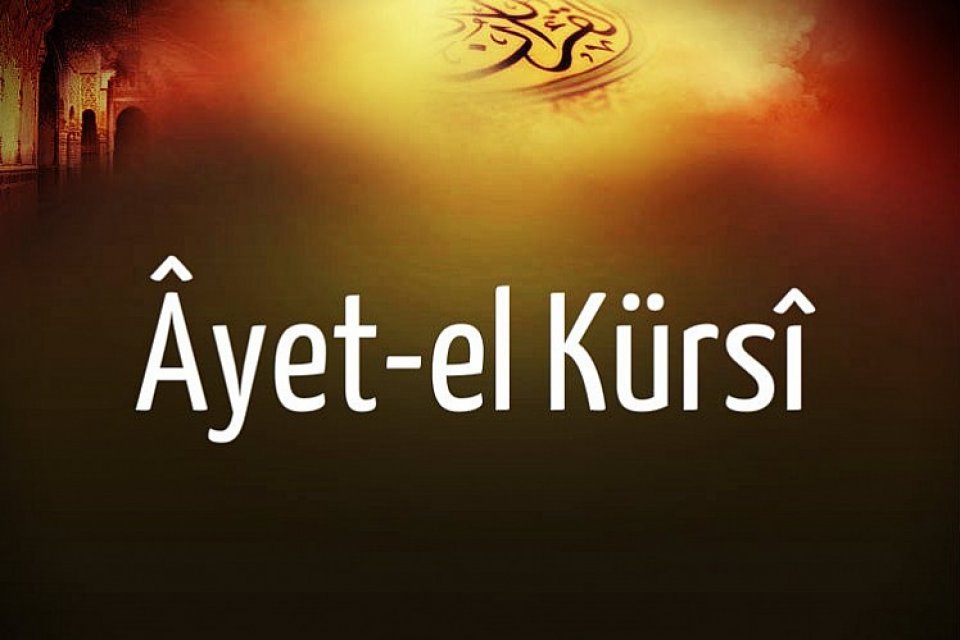 Ayet-el K&uuml;rsi Suresi&rsquo;nin 255.'inci ayeti olarak yer almaktadır. Ayetel K&uuml;rsi&rsquo;nin