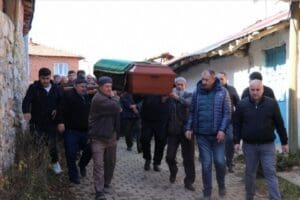 K&uuml;tahya'da bir k&ouml;yde sokakta cesedi par&ccedil;alanmış bulunan kadının cenazesi toprağa