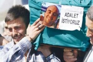 Okmeydanı Cemevi bah&ccedil;esinde polis kurşunu ile &ouml;len Uğur Kurt i&ccedil;in