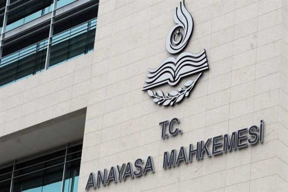 Anayasa referandumunda Kemal Kılı&ccedil;daroğlu'nun "m&uuml;h&uuml;rs&uuml;z pusula" eleştirilerinin ifade &ouml;zg&uuml;rl&uuml;ğ&uuml; ihlali