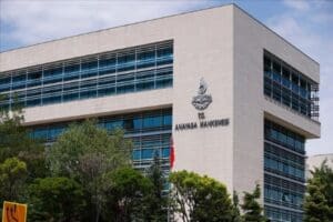 Anayasa Mahkemesi (AYM), yaşadıkları Almanya'da değiştirdikleri soyadlarını, T&uuml;rkiye'de de değiştirme