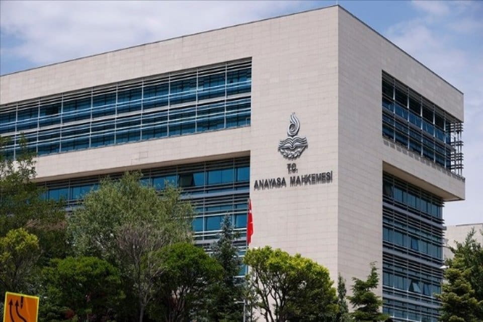 Anayasa Mahkemesi (AYM), yaşadıkları Almanya'da değiştirdikleri soyadlarını, T&uuml;rkiye'de de değiştirme