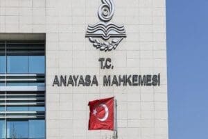 AYM, HDP&rsquo;nin s&ouml;zl&uuml; savunma yapmayacağını tutanak altına alarak, dosyayı raport&ouml;re