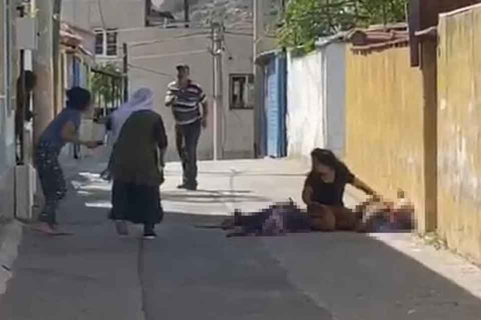 İZMİR&rsquo;in Bayraklı il&ccedil;esinde, Ali İhsan K.&rsquo;nin (62), komşusu Yahya K&ouml;şek