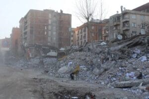 Kahramanmaraş'ta, depremde yıkılan 7 katlı apartmandaki 15 akrabasının &ouml;l&uuml;m&uuml;n&uuml;n acısını