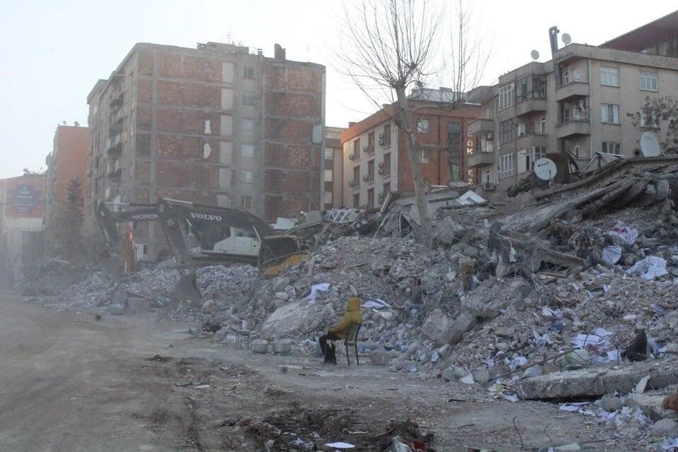 Kahramanmaraş'ta, depremde yıkılan 7 katlı apartmandaki 15 akrabasının &ouml;l&uuml;m&uuml;n&uuml;n acısını