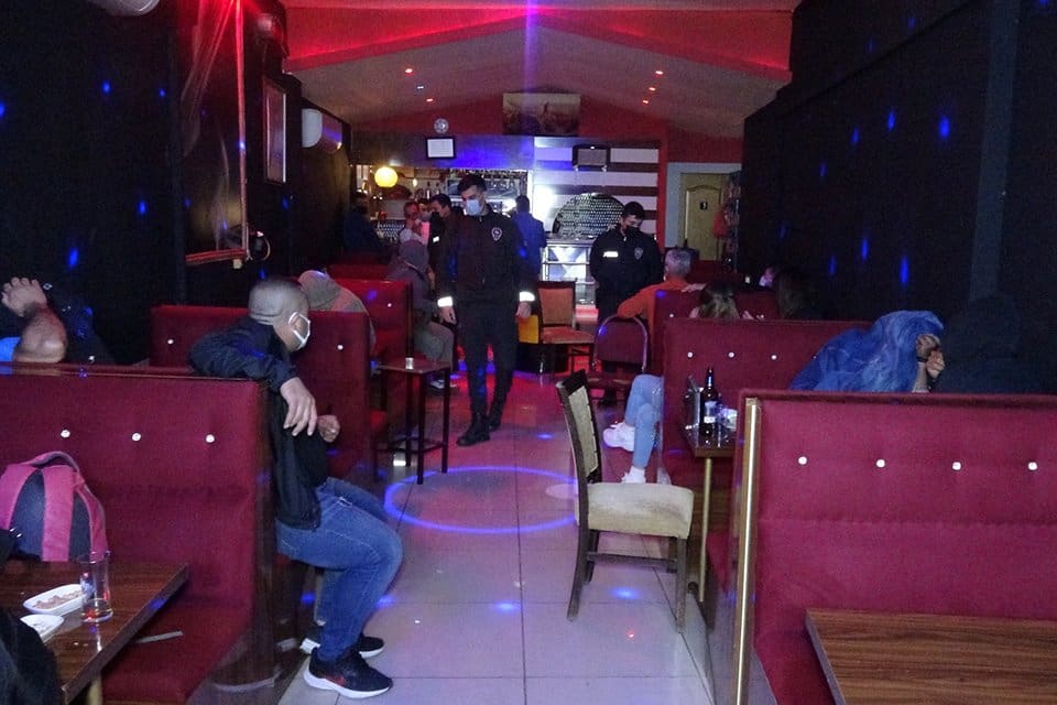 İzmir'in &Ccedil;iğli il&ccedil;esinde, koronavir&uuml;s tedbirleri kapsamında kapalı olması gereken eğlence