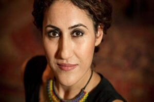 S&ouml;ylediği K&uuml;rt&ccedil;e şarkılarla bilinen sanat&ccedil;ı Aynur Doğan'ın AK Parti'li Derince