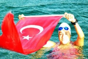 A&ccedil;ık su y&uuml;zme yarış&ccedil;ısı Aysu T&uuml;rkoğlu &ldquo;Manş Denizi&rsquo;ni ge&ccedil;en en