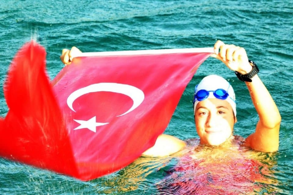 A&ccedil;ık su y&uuml;zme yarış&ccedil;ısı Aysu T&uuml;rkoğlu &ldquo;Manş Denizi&rsquo;ni ge&ccedil;en en